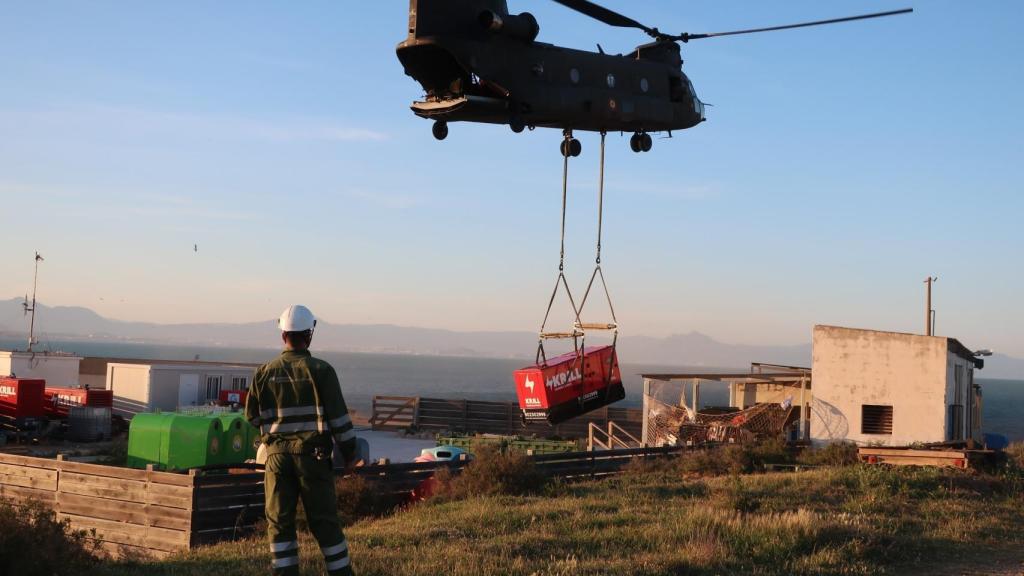 El helicóptero deposita el generador.