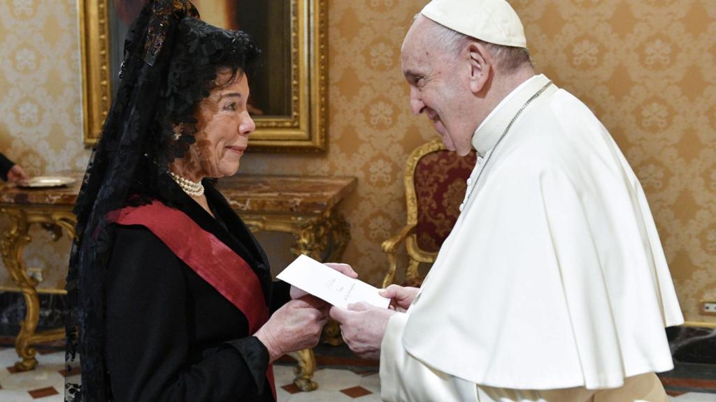 Isabel Celaá en la presentación de credenciales al Papa como embajadora de España ante la Santa Sede.