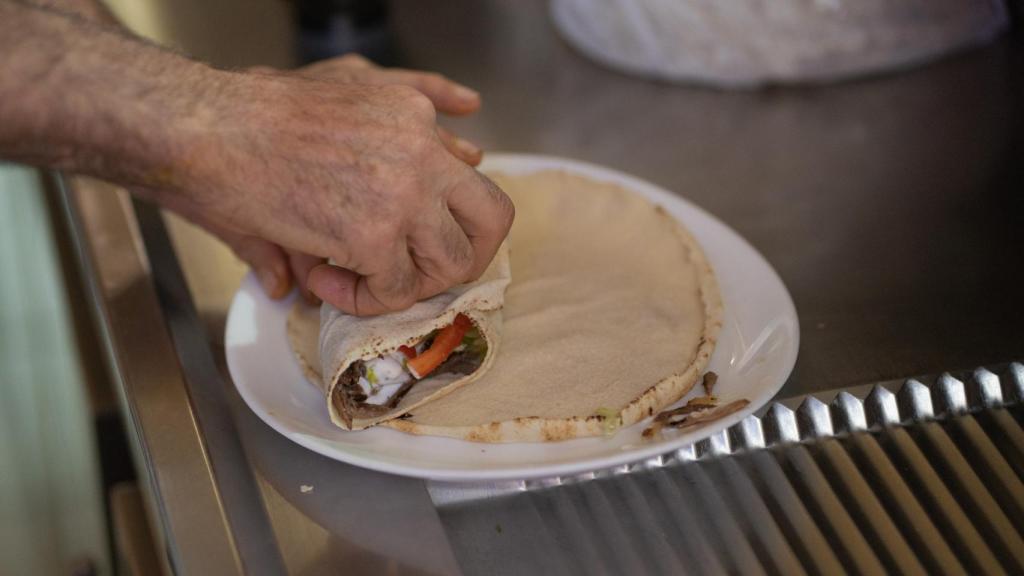 Georges, preparando un kebab.