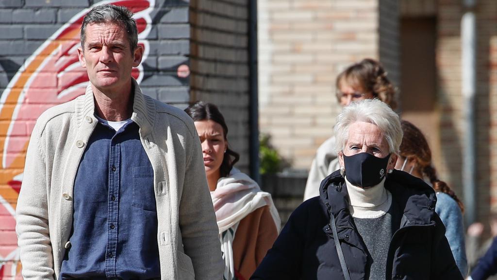 Iñaki Urdangarin junto a su madre, Claire, en la ciudad Zarauz, en el País Vasco.