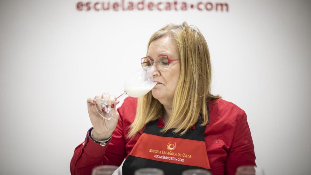 La analista sensorial Carmen Garrobo, probando una de la leches durante la cata.