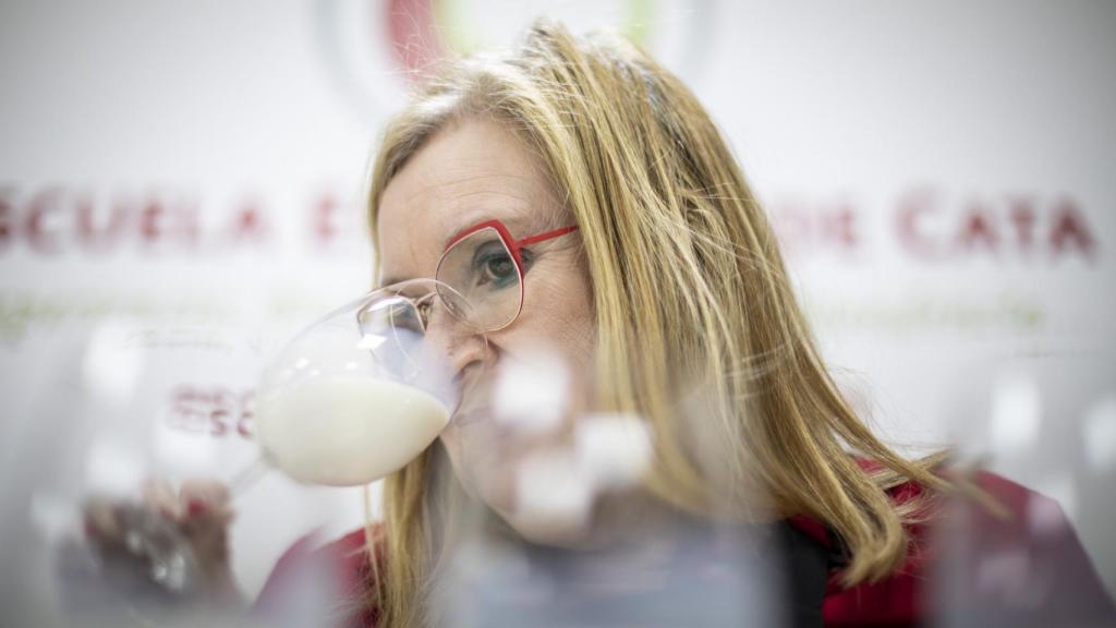 Carmen Garrobo huele cada leche para describir las notas que percibe a nivel olfativo.