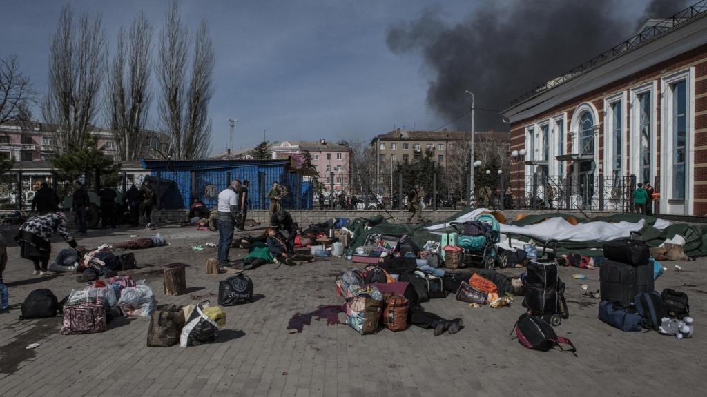 Decenas de civiles en la estación de Kramatorsk tras el impacto de dos misiles.