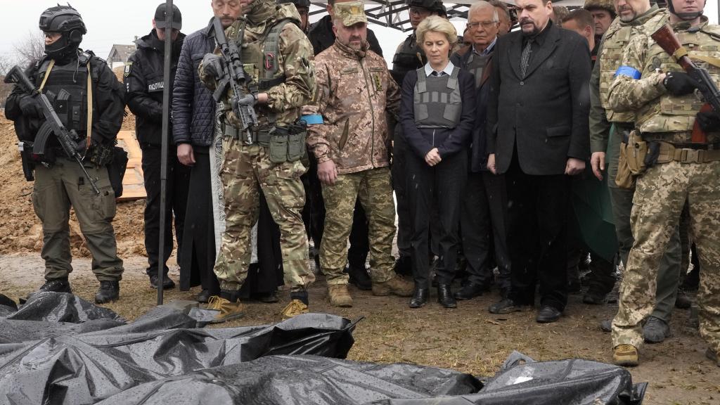 Von der Leyen y Borrell, ante los cadáveres de civiles en Bucha, este viernes.