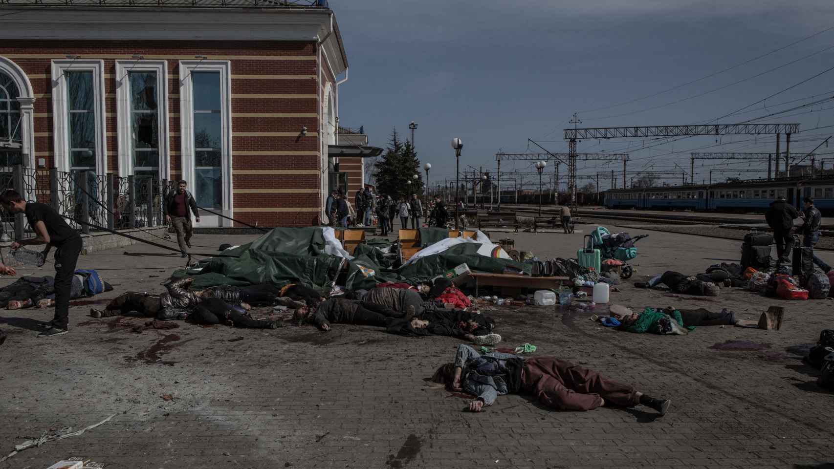 Decenas de civiles en el suelo de la estación de Kramatorsk tras el impacto de dos misiles este viernes.