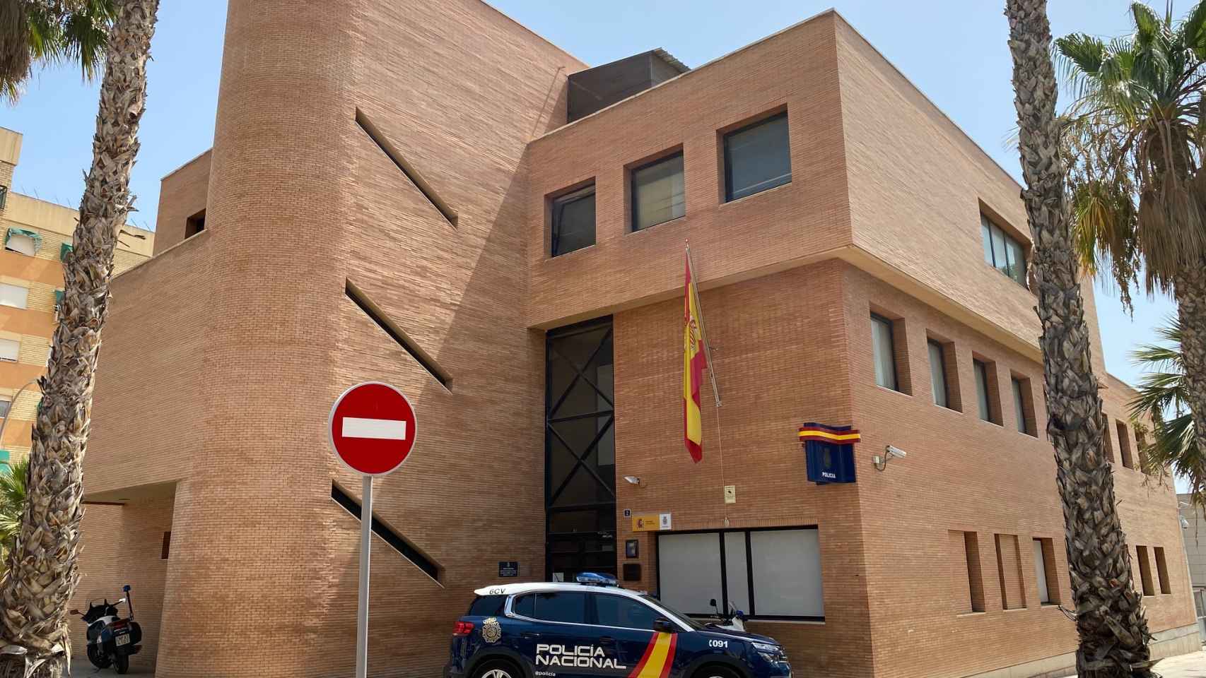 Heridos dos policías de Alicante al ser mordidos por el perro de un traficante cuando intentaba huir