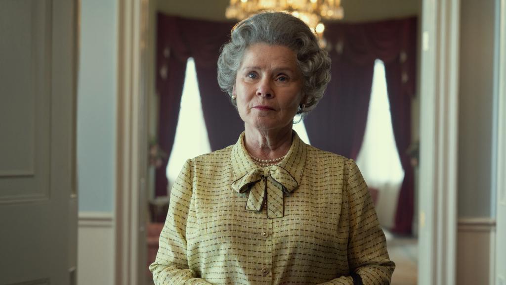 Imelda Stauton recoge el testigo de Olivia Colman como la reina Isabel II en la quinta temporada de 'The Crown'.