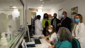 El consejero de Sanidad en funciones, Alejandro Vázquez visita la unidad de diálisis del Hospital de Benavente | JL. Leal - ICAL