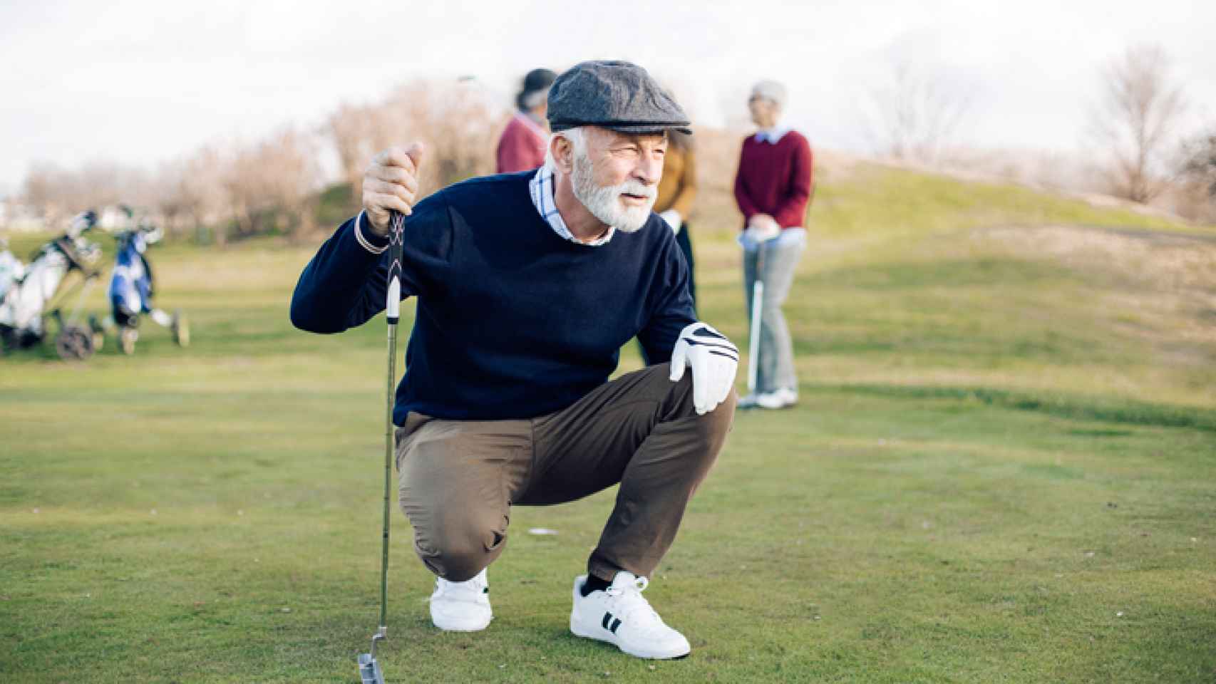 Unos jubilados jugando al golf.