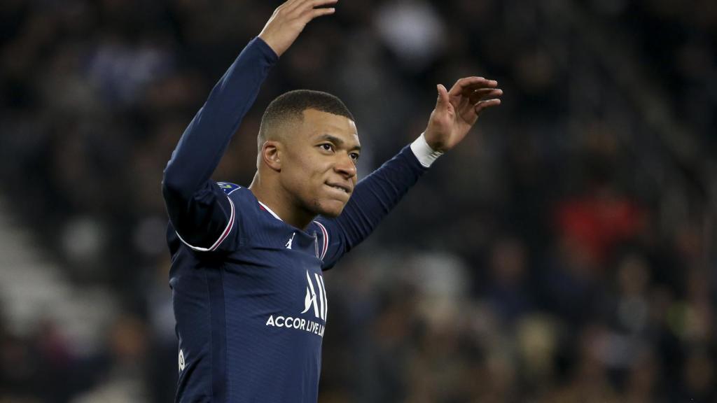 Kylian Mbappé celebra un gol ante la grada del Parque de los Príncipes