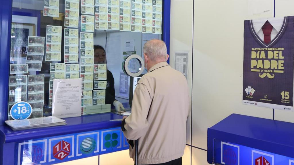 Un hombre compra lotería en una administración. Foto: Marta Fernández.