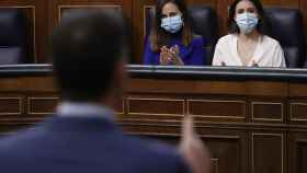 Las ministras Montero y Belarra aplauden a Pedro Sánchez el pasado miércoles en el Congreso./