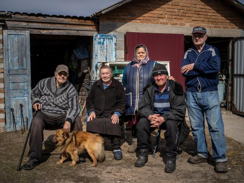 De izquierda a derecha, Volodymyr Kondratenko; Kateryna Kondratenko; Oleksandra Tkachenko; Grigoryo Tkachenko y Mykola Chernyavskiy.