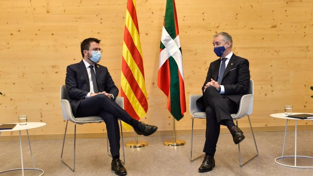 El presidente de la Generalitat, Pere Aragonès, y el lehendakari Iñigo Urkullu, en su primera reunión bilateral.