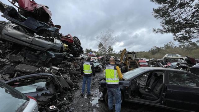 Localizados en Carballo (A Coruña) tres depósitos clandestinos con más de un millar de coches para despiece.