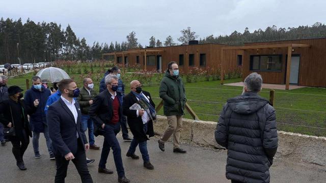 Autoridades de la Xunta visitan las cabañas de Beche