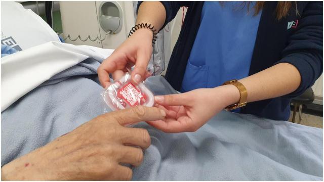 Entrega de auriculares a uno de los pacientes.