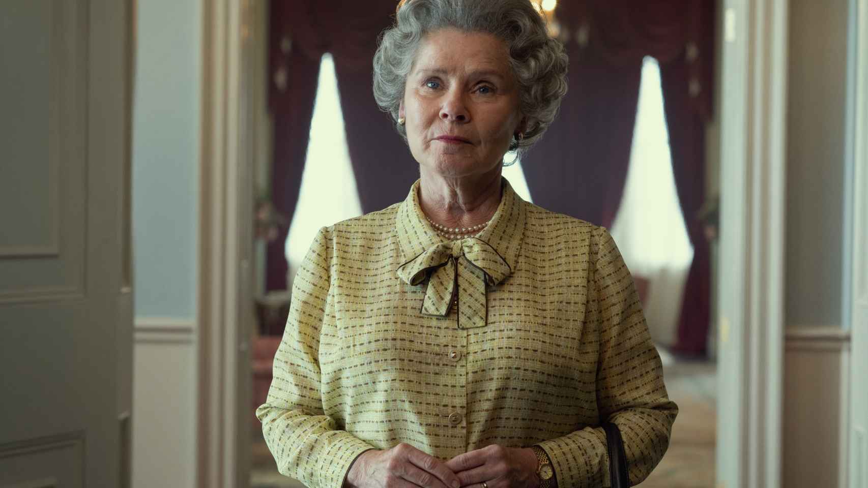 Imelda Stauton recoge el testigo de Olivia Colman como la reina Isabel II en la quinta temporada de 'The Crown'.