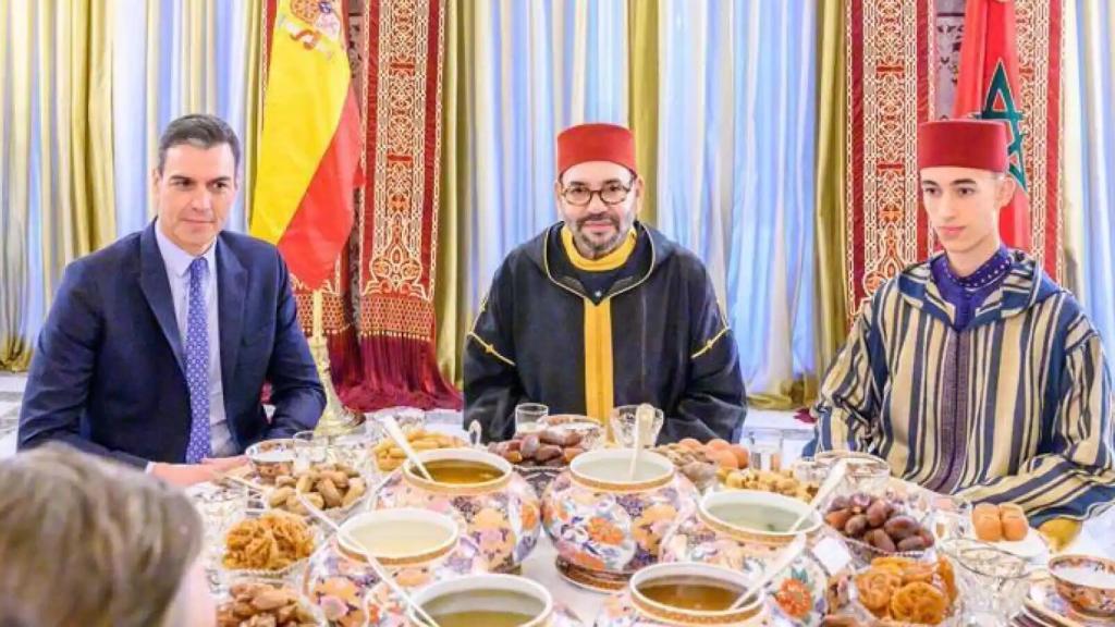 Pedro Sánchez, durante la ruptura del ayuno con el rey Mohamed VI, en Rabat.