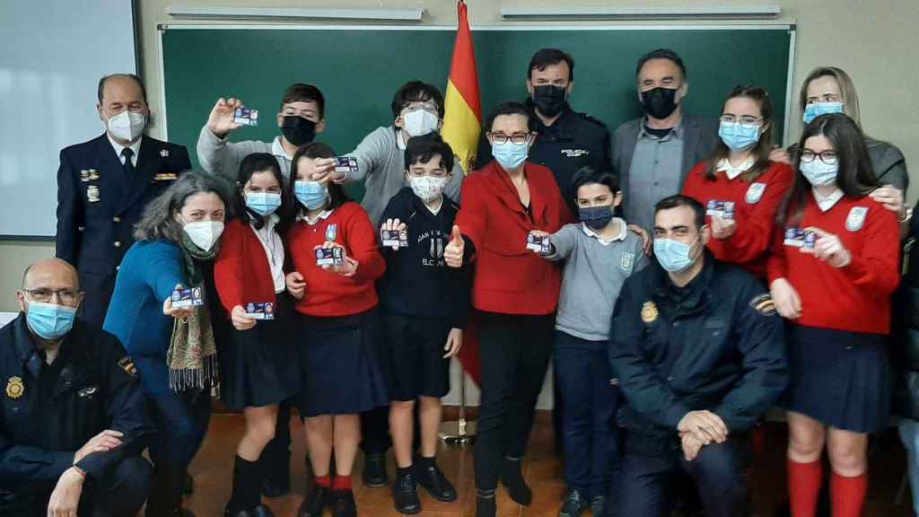 Maica Larriba junto a varios alumnos que participaron en una de las charlas.