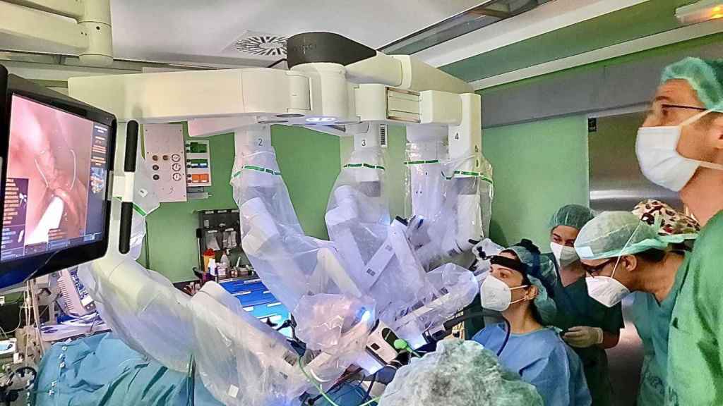 Otorrinos del Complexo Hospitalario Universitario de Pontevedra operan por primera vez con el robot quirúrgico Da Vinci.