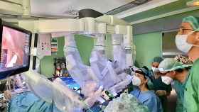 Otorrinos del Complexo Hospitalario Universitario de Pontevedra operan por primera vez con el robot quirúrgico Da Vinci.
