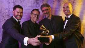 Fernando Malvar-Ruiz, segundo por la izquierda, posa con el Grammy.