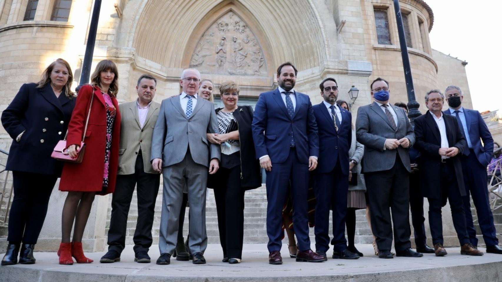 Paco Núñez en una foto de familia ante la catedral de Albacete.