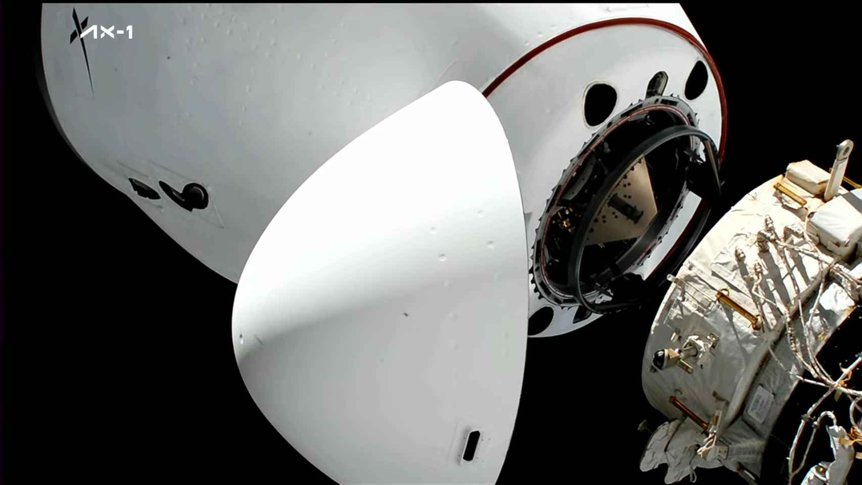 Crew Dragon acoplándose a la ISS