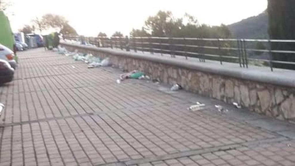 Basura acumulada en el casco urbano de Cuenca.