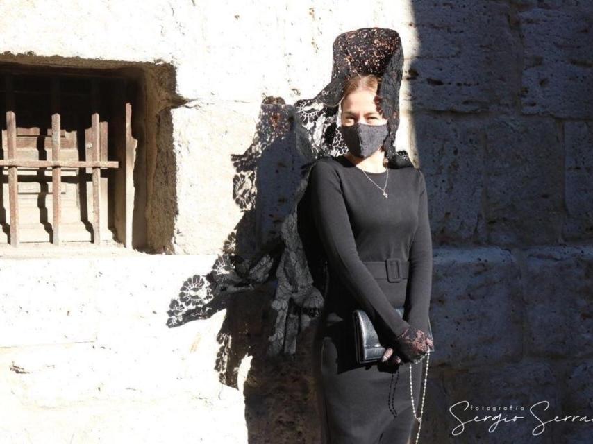 Sheila González, vestida de mantilla por las calles de Valladolid.