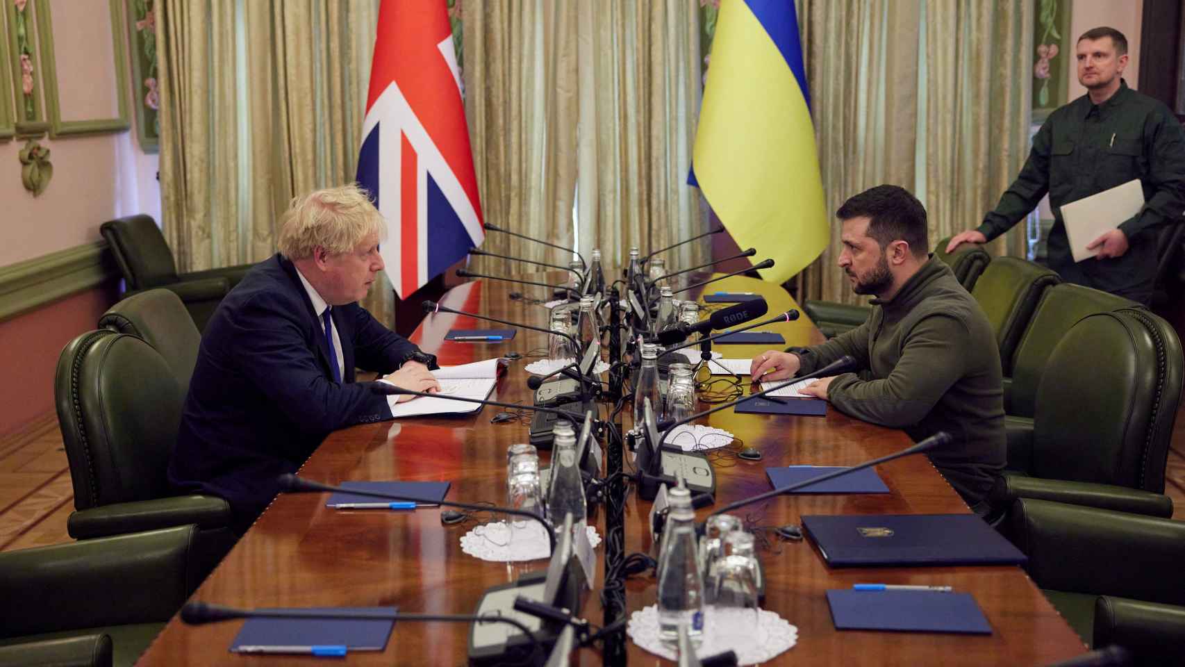 Johnson y Zelenski reunidos en Kiev.