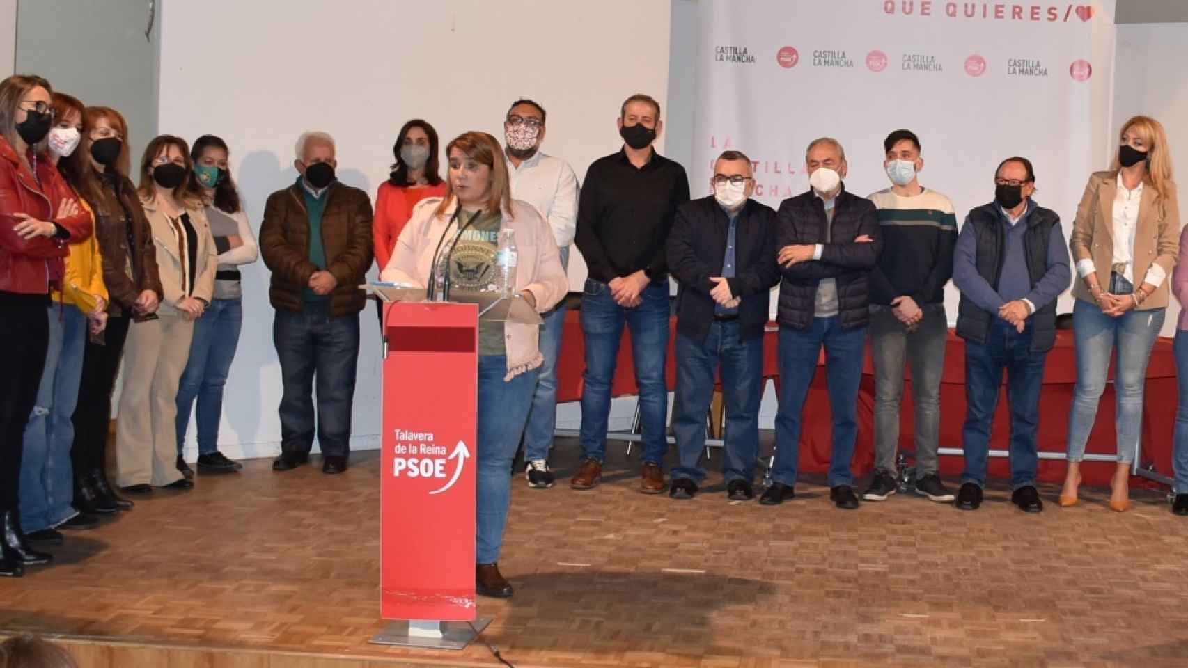 Tita García Élez con la nueva ejecutiva local del PSOE de Talavera.