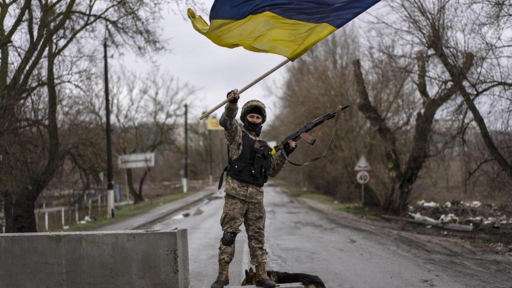 Un soldado ucraniano celebra la recuperación del control de la región de Kiev tras el repliegue ruso.