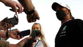 Lewis Hamilton atiende a la prensa.