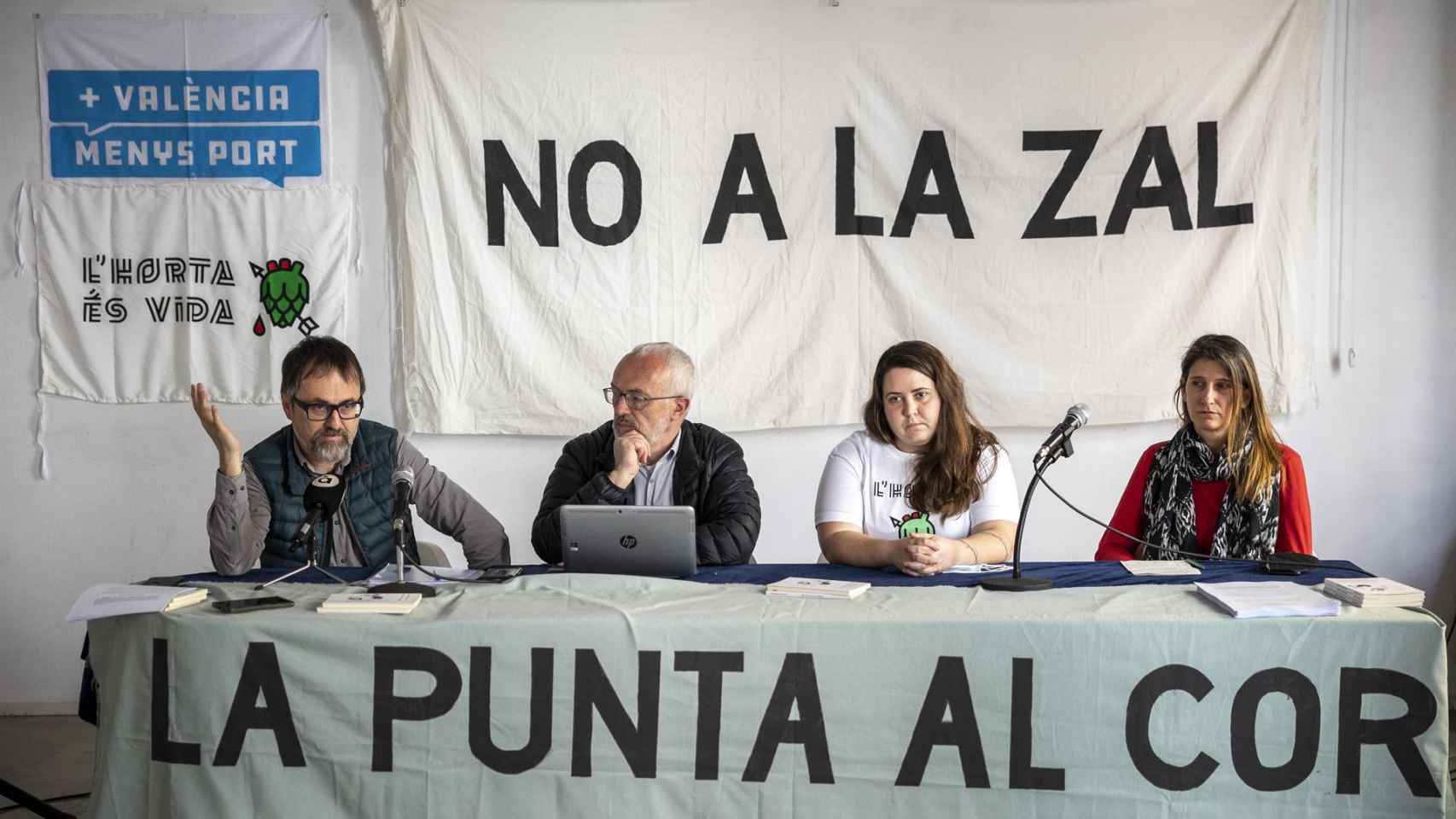 Miembros del colectivo Per l'Horta, la Comissió Ciutat-Port y la entidad vecinal Associació La Unificadora.