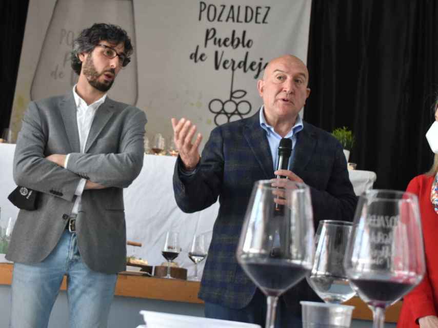 El consejero de Agricultura en funciones, Jesús Julio Carnero, en el Certamen de vinos cosecheros de Pozaldez, este sábado.