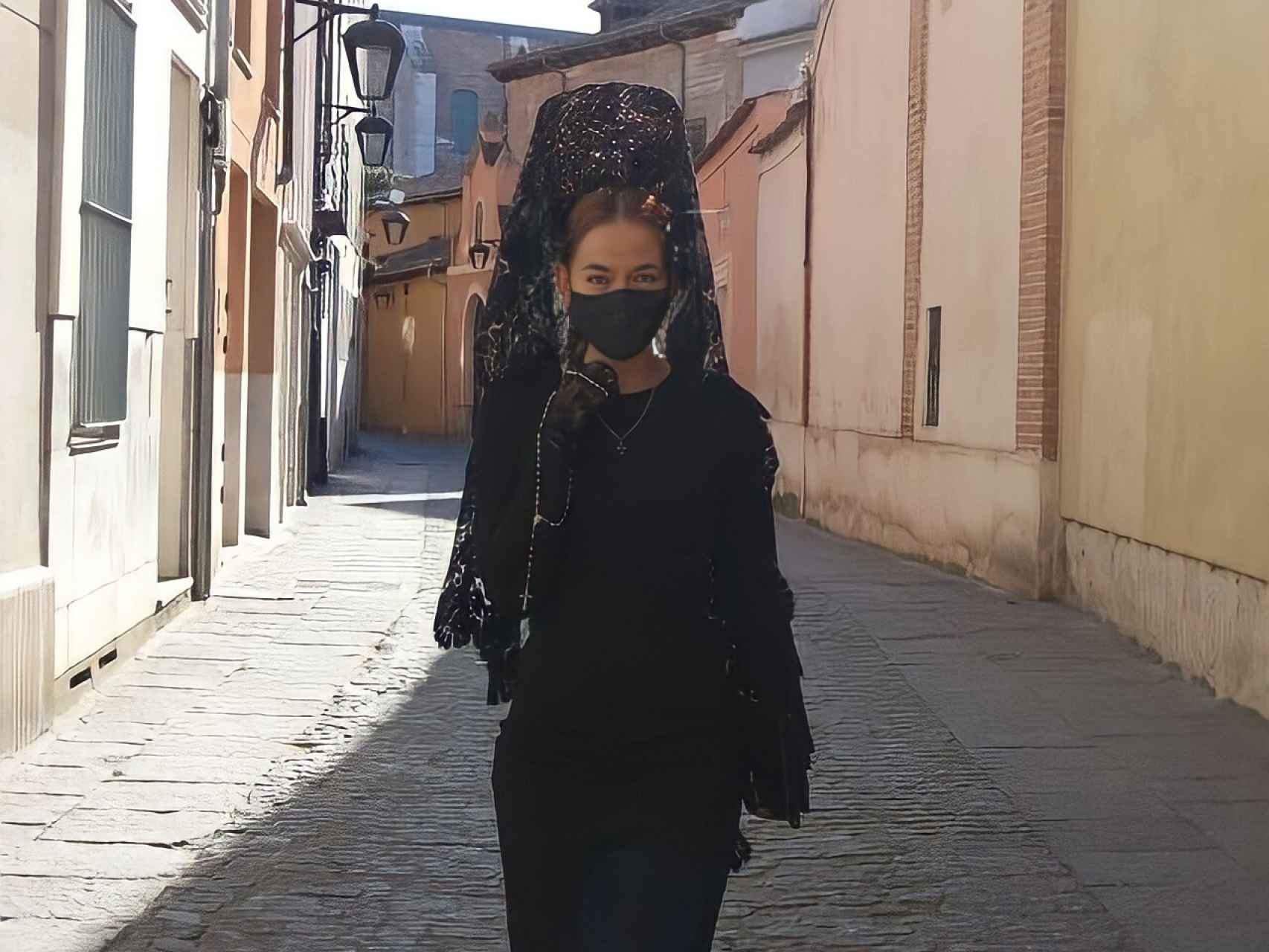 Sheila González, vestida de mantilla por las calles de Valladolid.