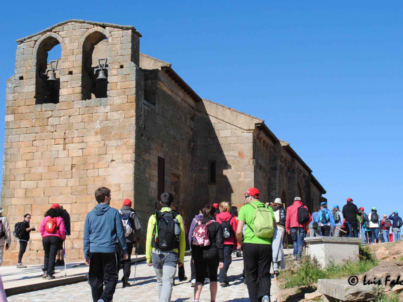 Los caminantes acceden al teso de San Pedro, donde se encuentra la ermita románica del Cristo