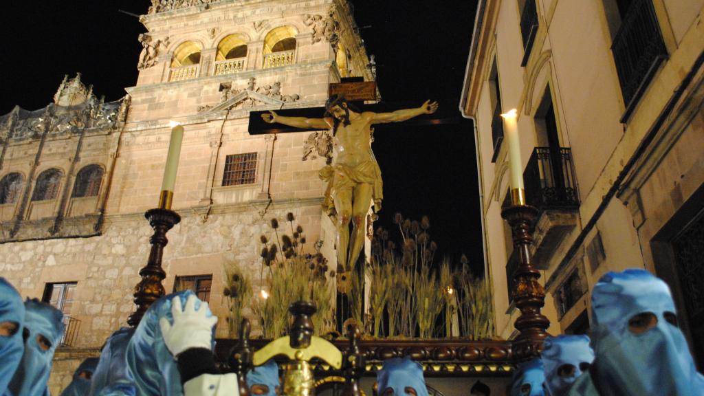 El Cristo de los Doctrinos, a su paso por la plaza de Monterrey de Salamanca