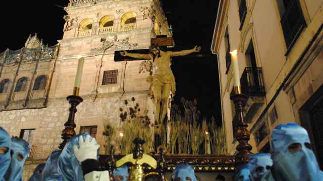 El Cristo de los Doctrinos, a su paso por la plaza de Monterrey de Salamanca