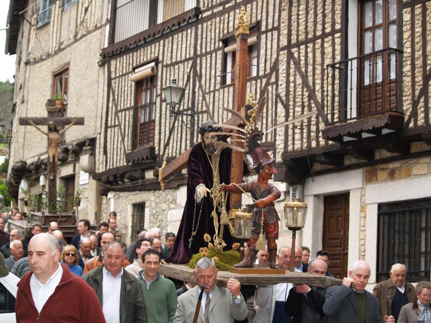 Procesión del Via Crucis, destacando la imagen de Juita o Judas Iscariote, en La Alberca