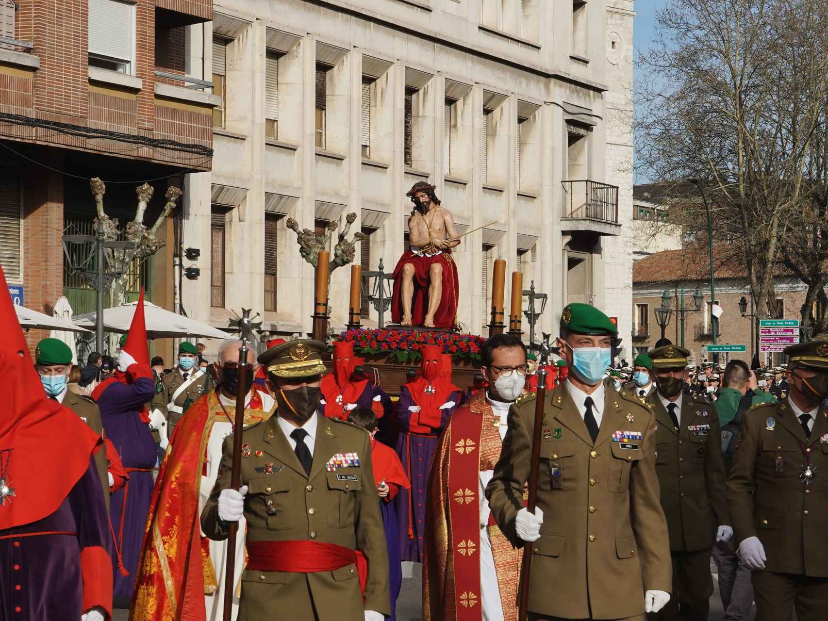 El Cristo de la Misión de los Artilleros durante la procesión de este sábado en Valladolid.