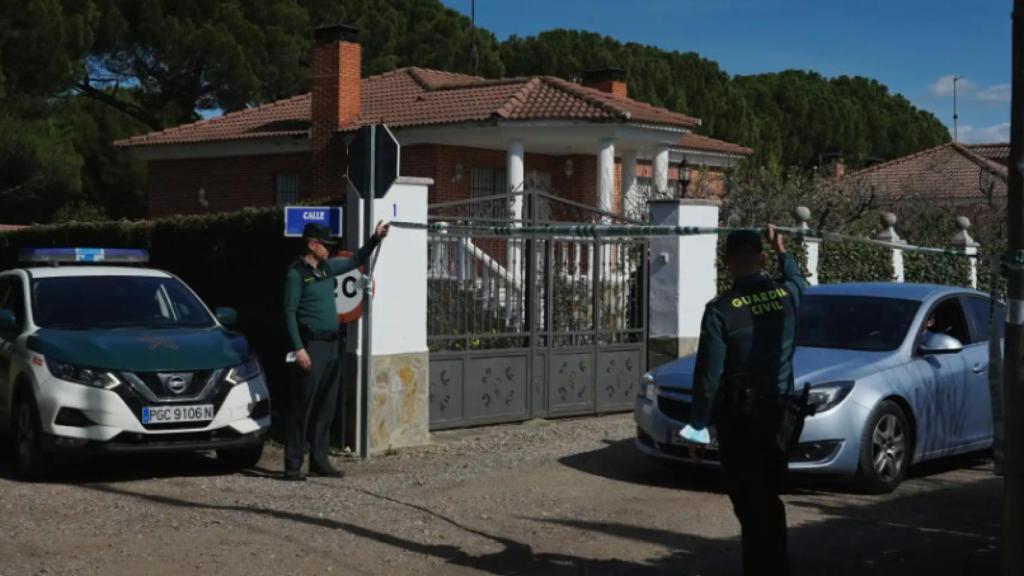 Agentes de la Guardia Civil durante el registro del domicilio del amigo de Esther López. / ICAL