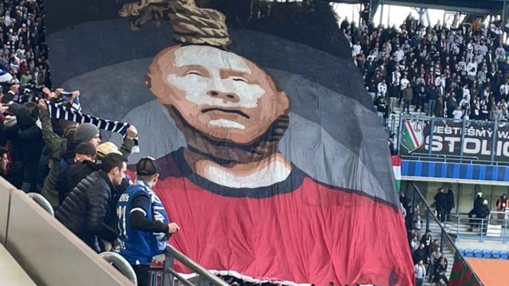 El tifo de los los ultras del Lech Poznan con Vladimir Putin muerto y colgado de una soga.