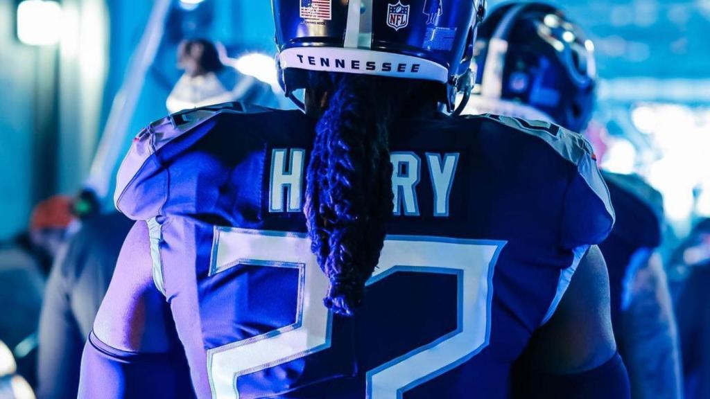 Jugadores de los Tennesse Titans saltando al Nissan Stadium