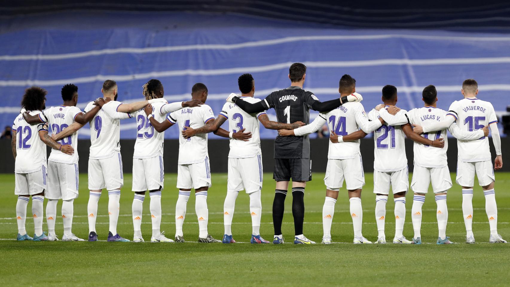 Los jugadores del Real Madrid guardan un minuto de silencio en el Santiago Bernabéu