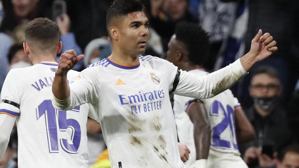 Casemiro celebra con la afición su gol al Getafe