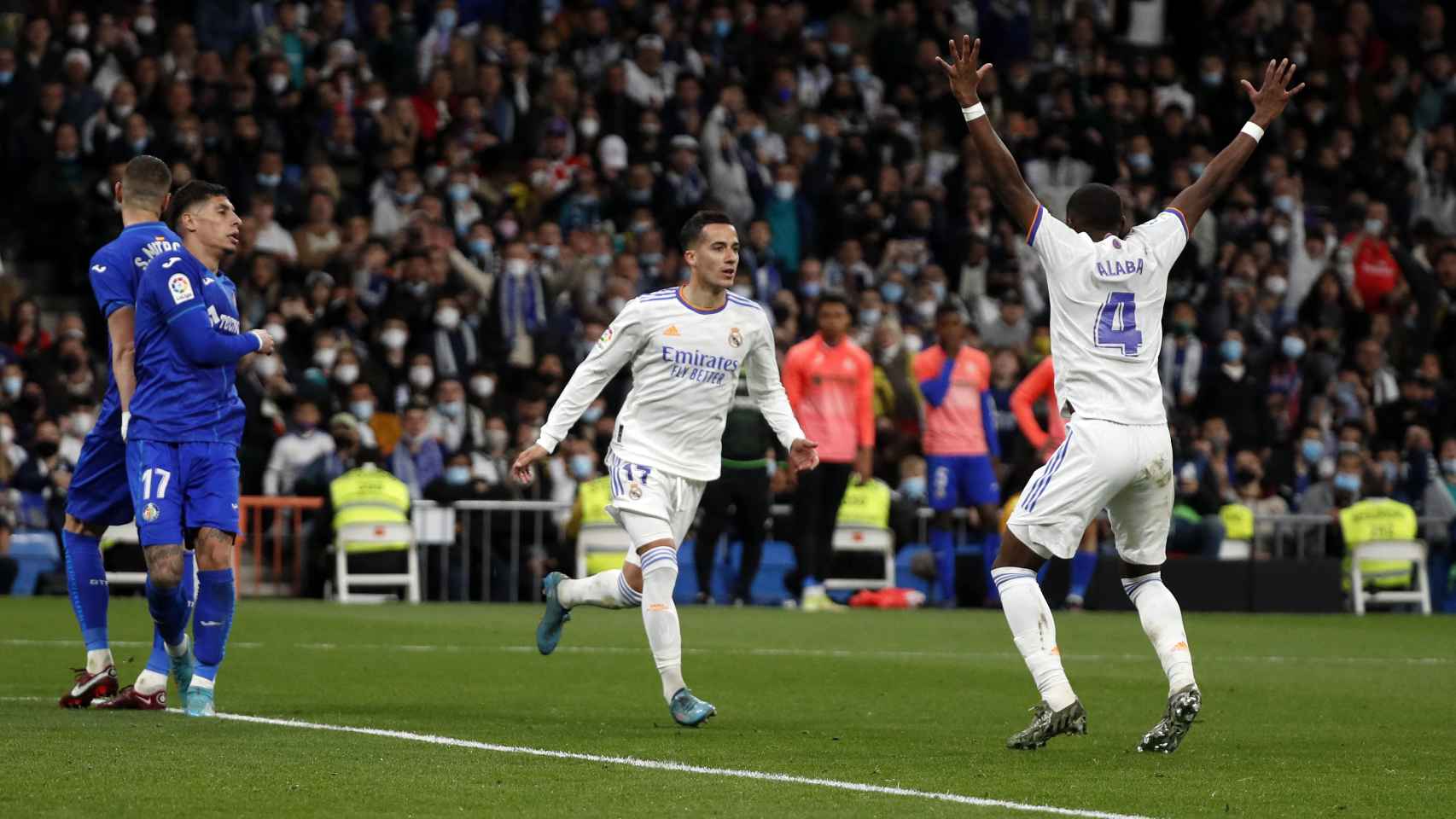 Lucas Vázquez celebra con David Alaba su gol al Getafe