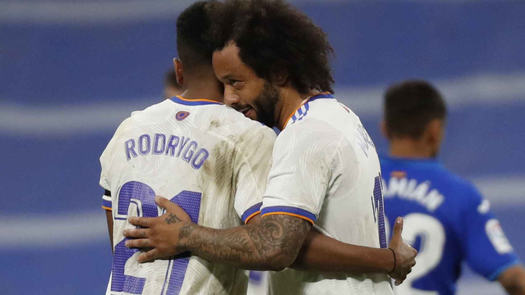 Marcelo se abraza con Rodrygo tras el segundo gol del Real Madrid ante el Getafe